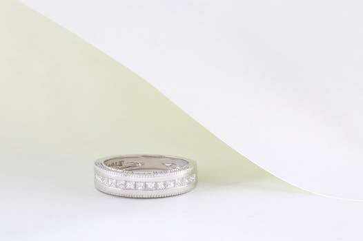 cleaning engagement ring with vinegar